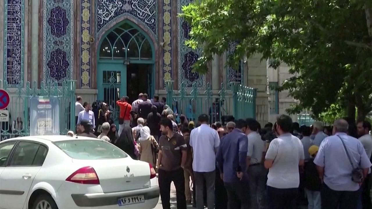 В Иране продлили работу участков в связи с высокой явкой на выборах президента