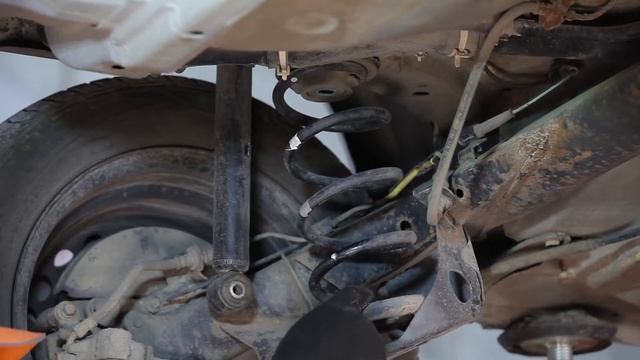 Kaip galinės ašies spyruoklę HONDA JAZZ 1 [PAMOKA AUTODOC]