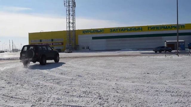 Покатушки за домом. Дрифт на джипах.