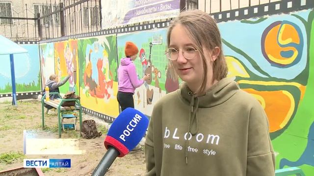 В Барнауле расписывают забор на детской площадке