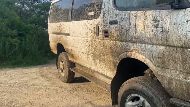 Объехал пробку по полям)