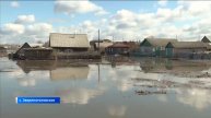 С последствиями стихии борются жители села Звериноголовское.