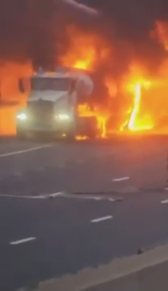 В огненные «трупы» превратились бензовоз и тягач, которые столкнулись на шоссе в штате Коннектикут