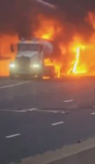 В огненные «трупы» превратились бензовоз и тягач, которые столкнулись на шоссе в штате Коннектикут