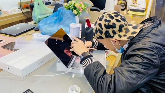 ĐẬP HỘP MACBOOK AIR 2020 MỚI 100% MÀU GRAY CHO ANH KHÁCH ĐI TỪ TẬN HẢI PHÒNG XUỐNG SHOP MUA