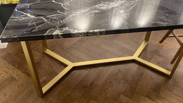Стол с мраморной столешницей. Натуральный камень в интерьере. Стильные столы из натурального мрамора
