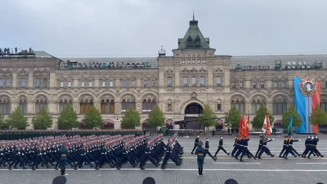 Один из самых мощных моментов сегодняшнего парада Победы. 

«За Донбасс!» — речёвка десантников во в