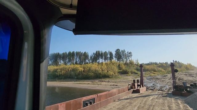 Выгрузка самосвала на баржу.