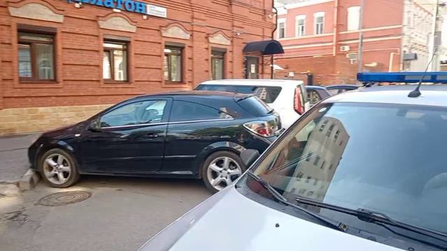 Росгвардейцы оцепили участок улицы в Волжском районе