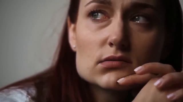 ВИЖУ, стоит коляска, а в ней плачет ГРУДНОЙ Р*БЕНОК,  а рядом на лавочке ЛЕЖИТ мама..