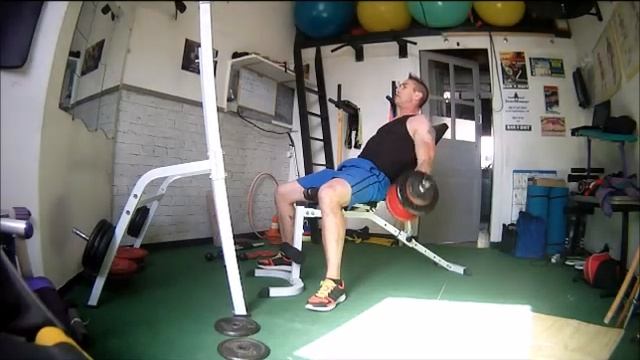 MUSCULATION : BICEPS CURL aux haltères de 18 kg sur banc incliné pour un test
