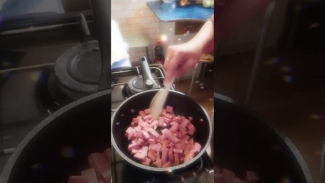 макароны с колбасой и с яйцом