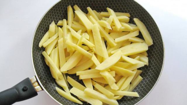 Жареный картофель с сыром и колбасой