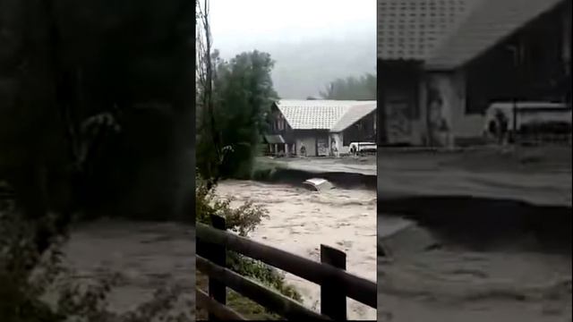 Автомобиль стаскивает в реку