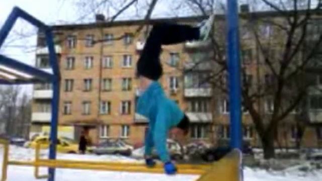 Стойка на брусьях.