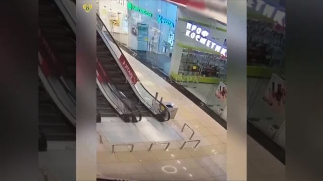 😱7-летний мальчик упал со второго этажа в ТЦ в Новой Москве😱