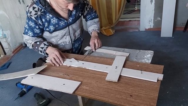 4.Купили дом год назад.   Распилочная машина из старого столика.Мастер косячит, мы исправляем .