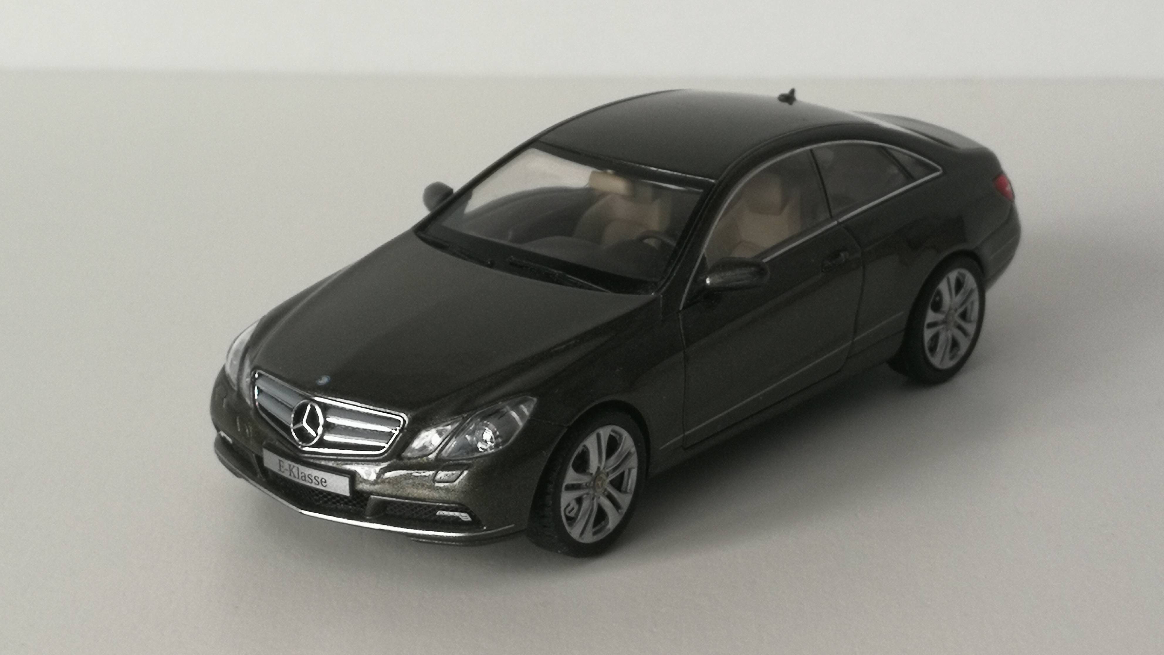 143 Mercedes Benz. 34 MB E-klasse Coupe C207.