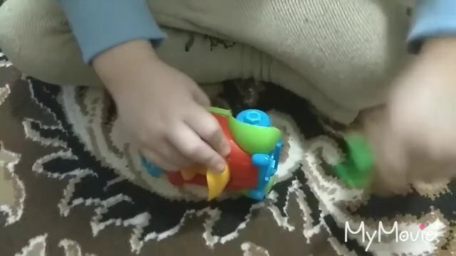 Дитина збирає автомобіль...