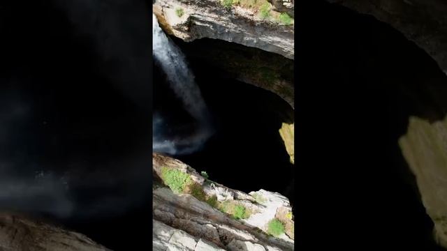 Водопад достигает своей мощи, когда начинают таять снега, и вода каскадами падает в пропасть. Ливан