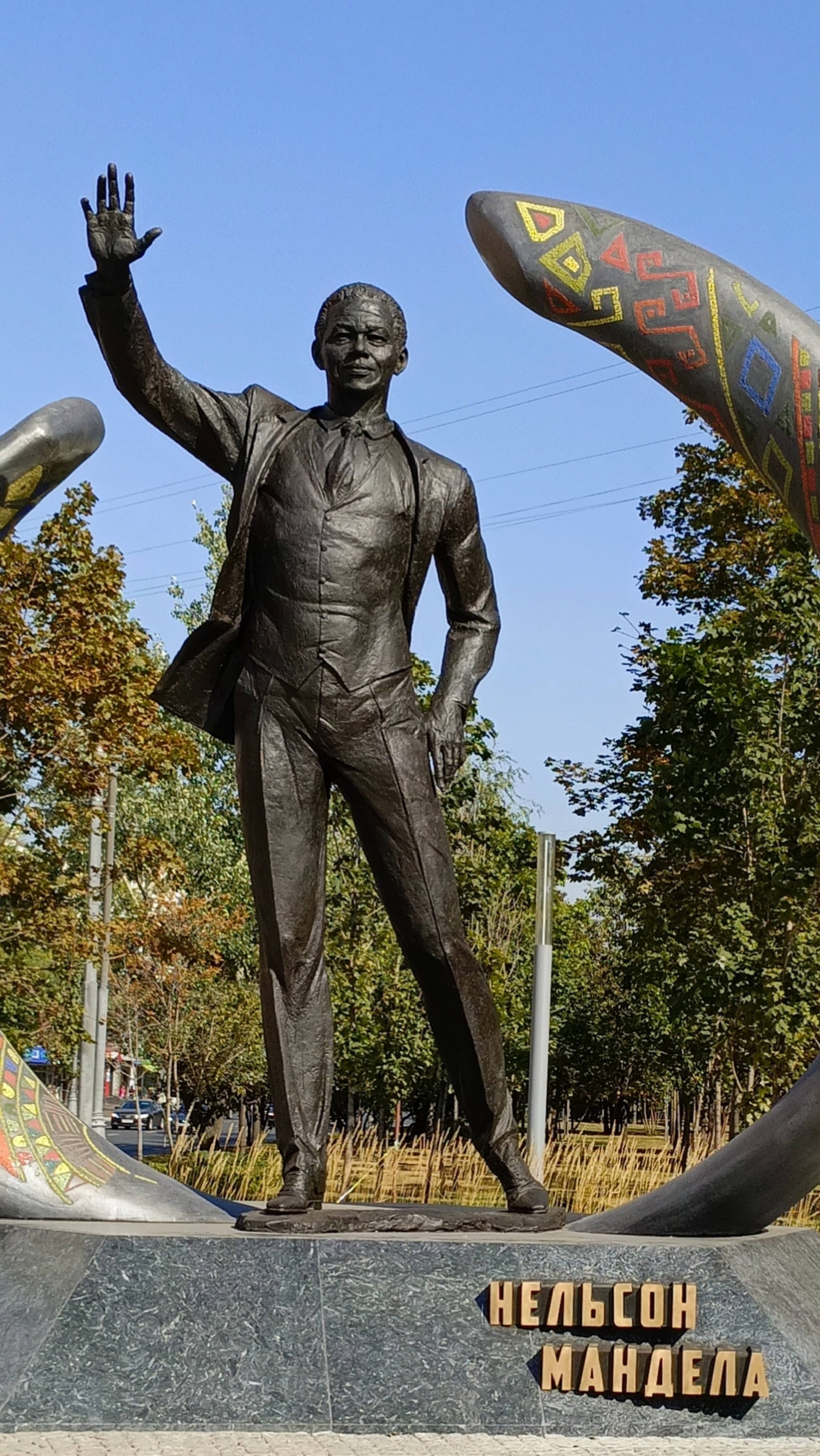 Нельсон Мандела сын Ленина памятник в Москве.