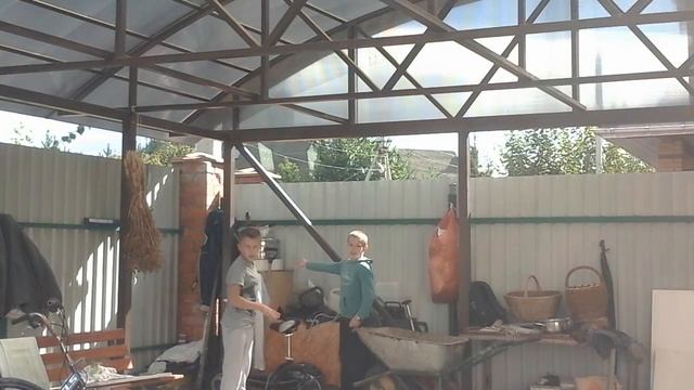 Лезем на навес