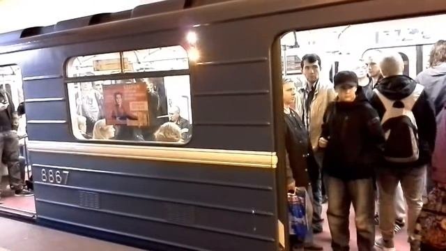Прибытие 81-717 номерного 220 на ст.невский проспект