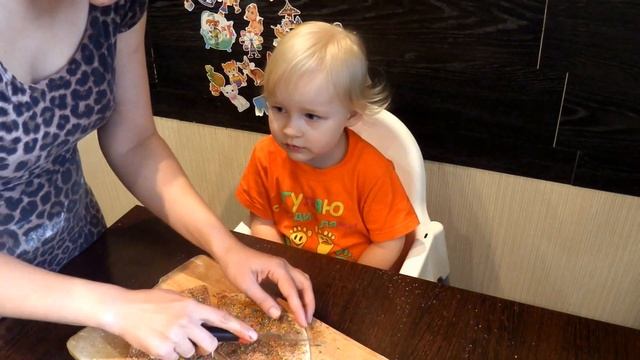 Наша Тая. Печем круассаны с шоколадной  начинкой. Видео для детей. Bake croissants with Taya.