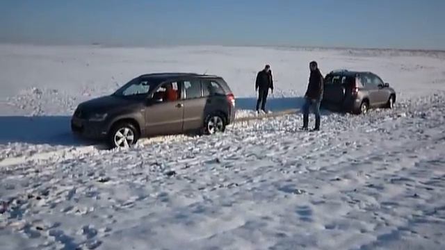 Suzuki Grand Vitara rescues Toyota Rav 4 out of snowdrift