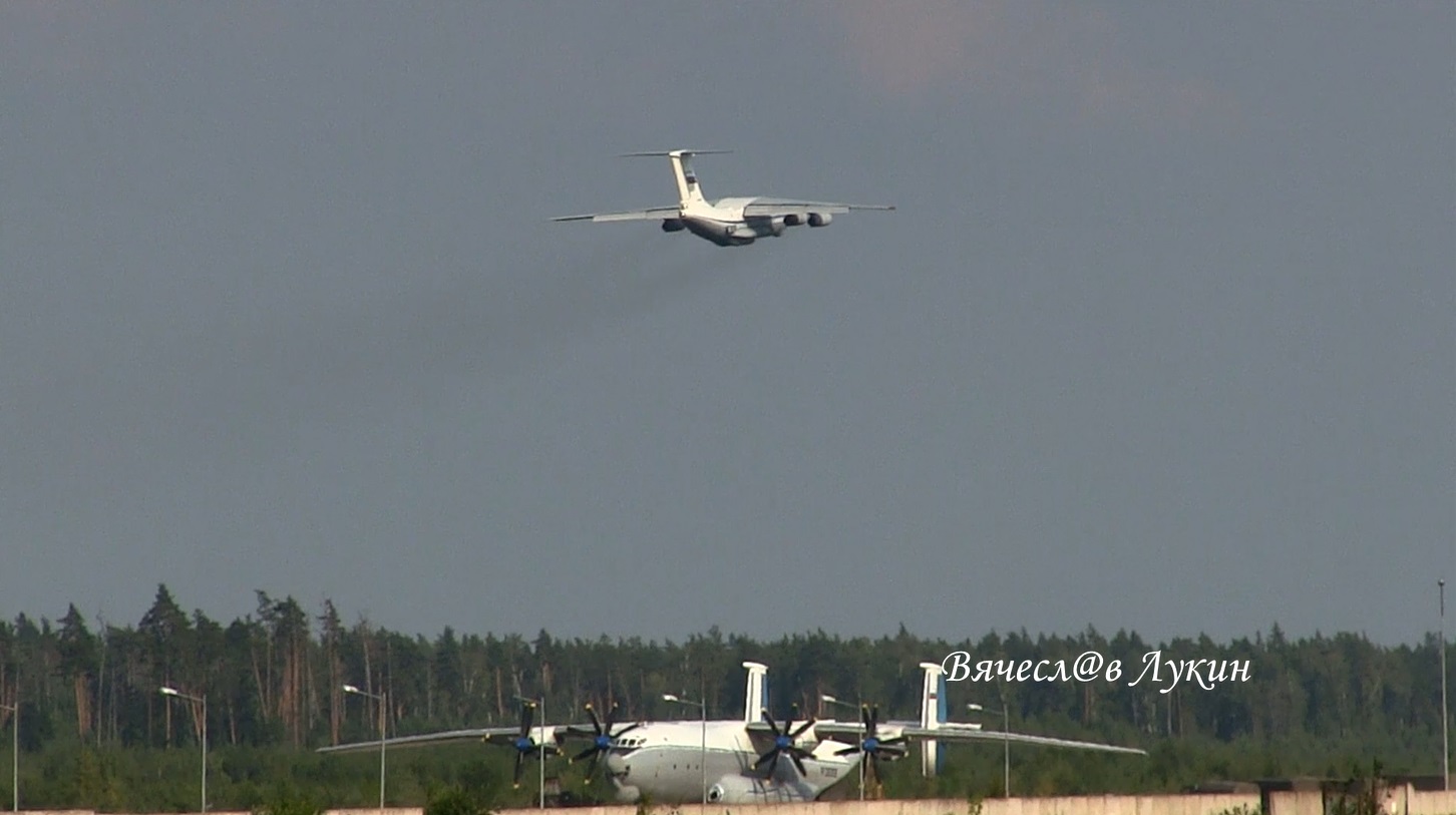 Вылет двух Ил-76МД RF-78807 и RF-78831 на фоне Ан-22А Антей RF-09309