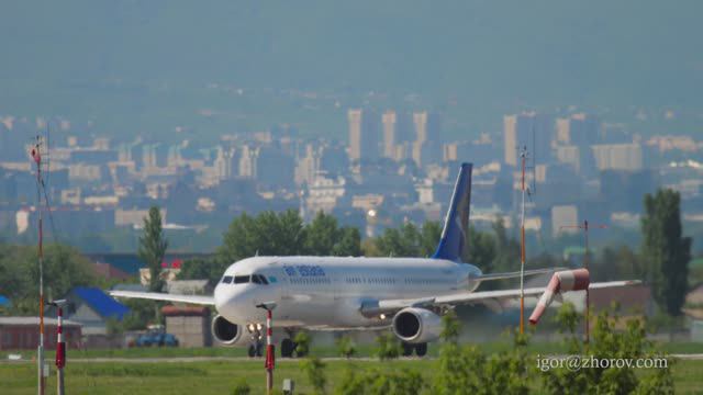 Эйрбас А321 авиакомпании Air Astana взлетает из аэропорта Алматы.