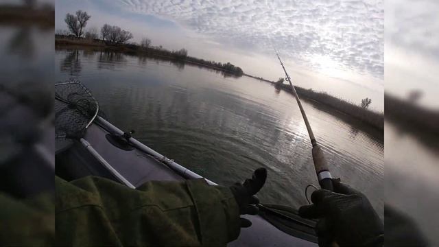 Зимняя рыбалка в Астрахани/Ловля с лодки спиннингом/Бешеный жор щук/16.12.21г.