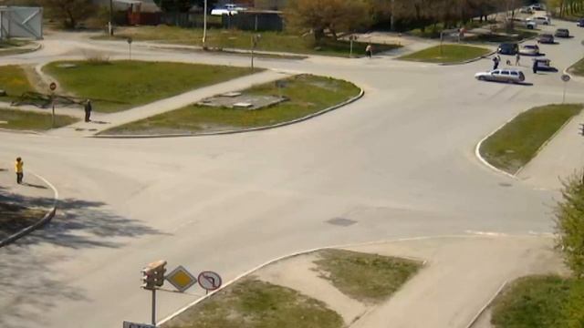 07.05.2016 г. Асбест. Жесть! Водила на двенашке сбивает 10-летнюю девочку..