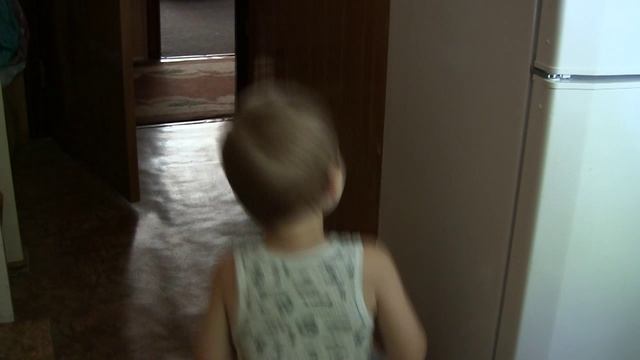Дома на кухне Миша как соловей (июль 2013) Миша и Алисочка
