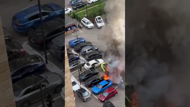 🔥Во дворе ЖК «Онли» загорелся автомобиль. Позже огонь перекинулся на соседнюю машину🔥