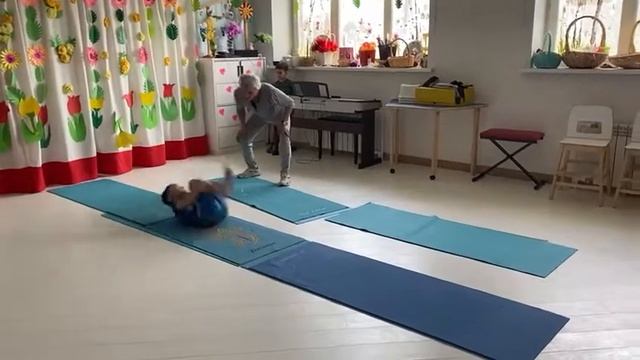 Занятие гимнастикой. Длинный кувырок вперед