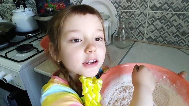 3 - 4 мая. Пирожки с луком и яйцом. Вероника замешивает тесто.