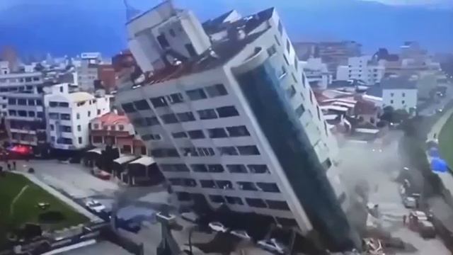 Кадры мощного землетрясения в Тайване