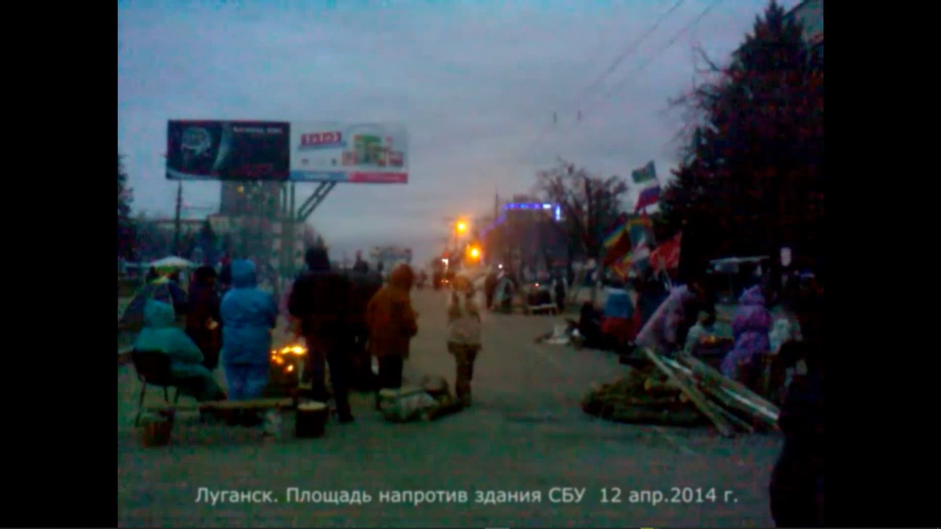 Луганск.Площадь напротив здания СБУ. 12 апр 2014 (4)