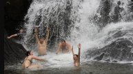 Девчата и парни кинулись купаться в водопад Поликаря.