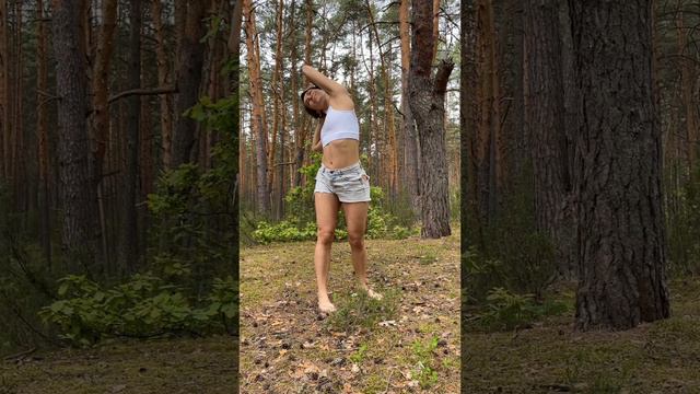 Делаем йогу в лесу