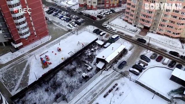 Жители многоэтажек смеются над хозяином этого дома! Вы тоже упадете со смеху когда узнаете почему..