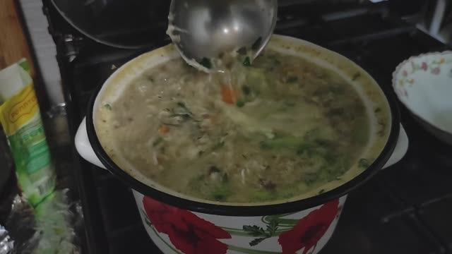 Суп пшенный с тушенкой, овощами и яйцами —  сытное, наваристое и вкусное блюдо
