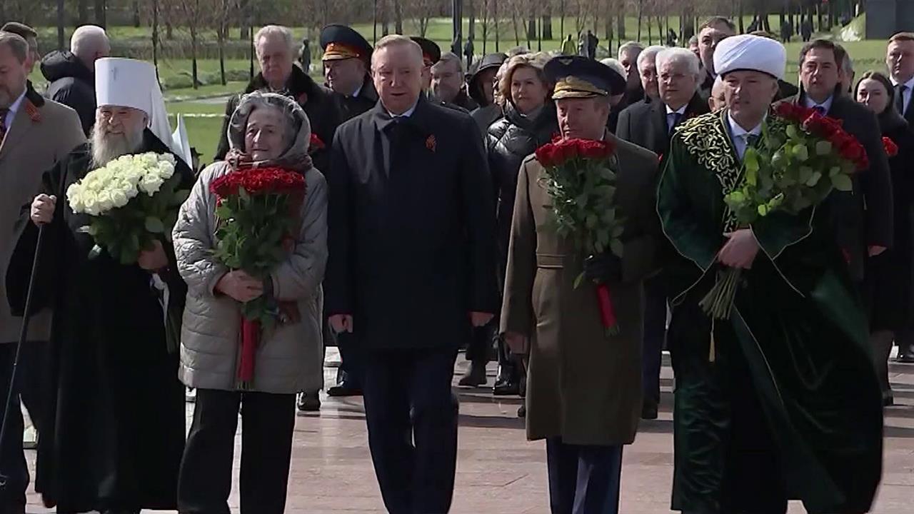 Память погибших в годы Великой Отечественной почтили на Пискаревском кладбище в Петербурге