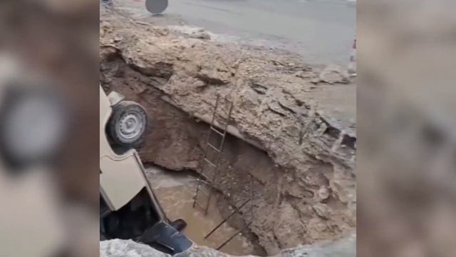 Автомобиль залетел в яму в Семее
