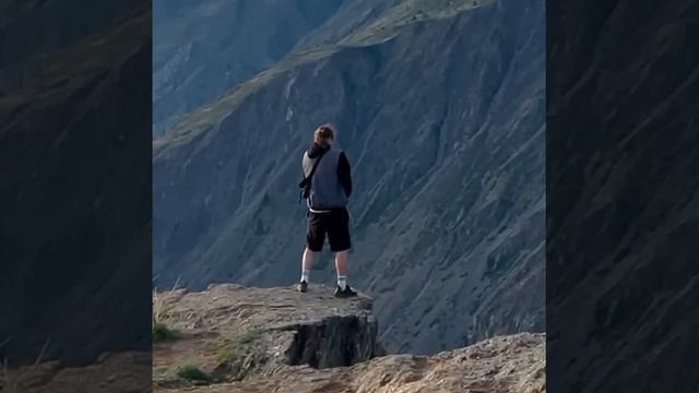 Новосибирец помочился с горы на Алтае. Местные требуют наказать туриста.