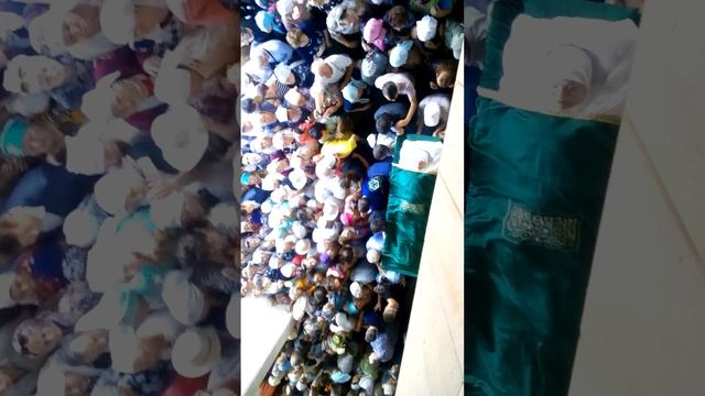 Тело Хании Фархи под аплодисменты было вынесено на улицу