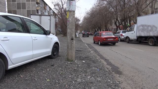 Организаторы рынка в Екатеринбурге засыпают газон асфальтовой крошкой