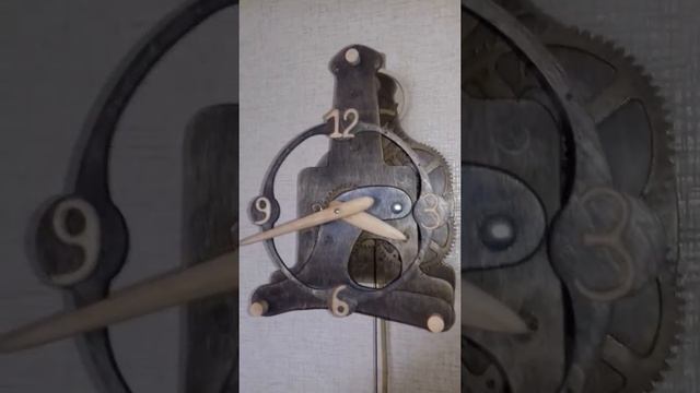Часы с деревянным механизмом.