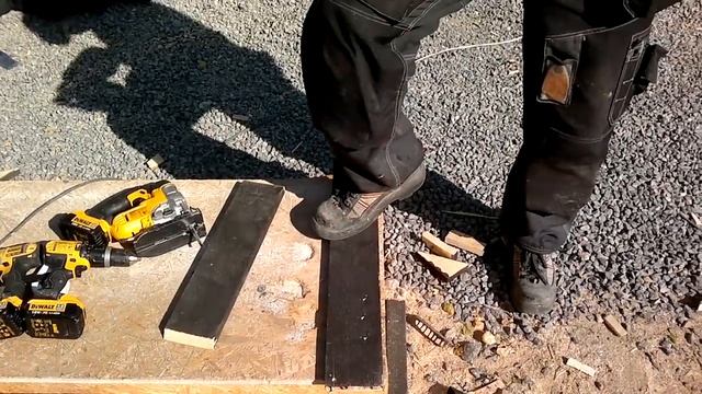 DeWalt 18v nailer DCN690M2.
